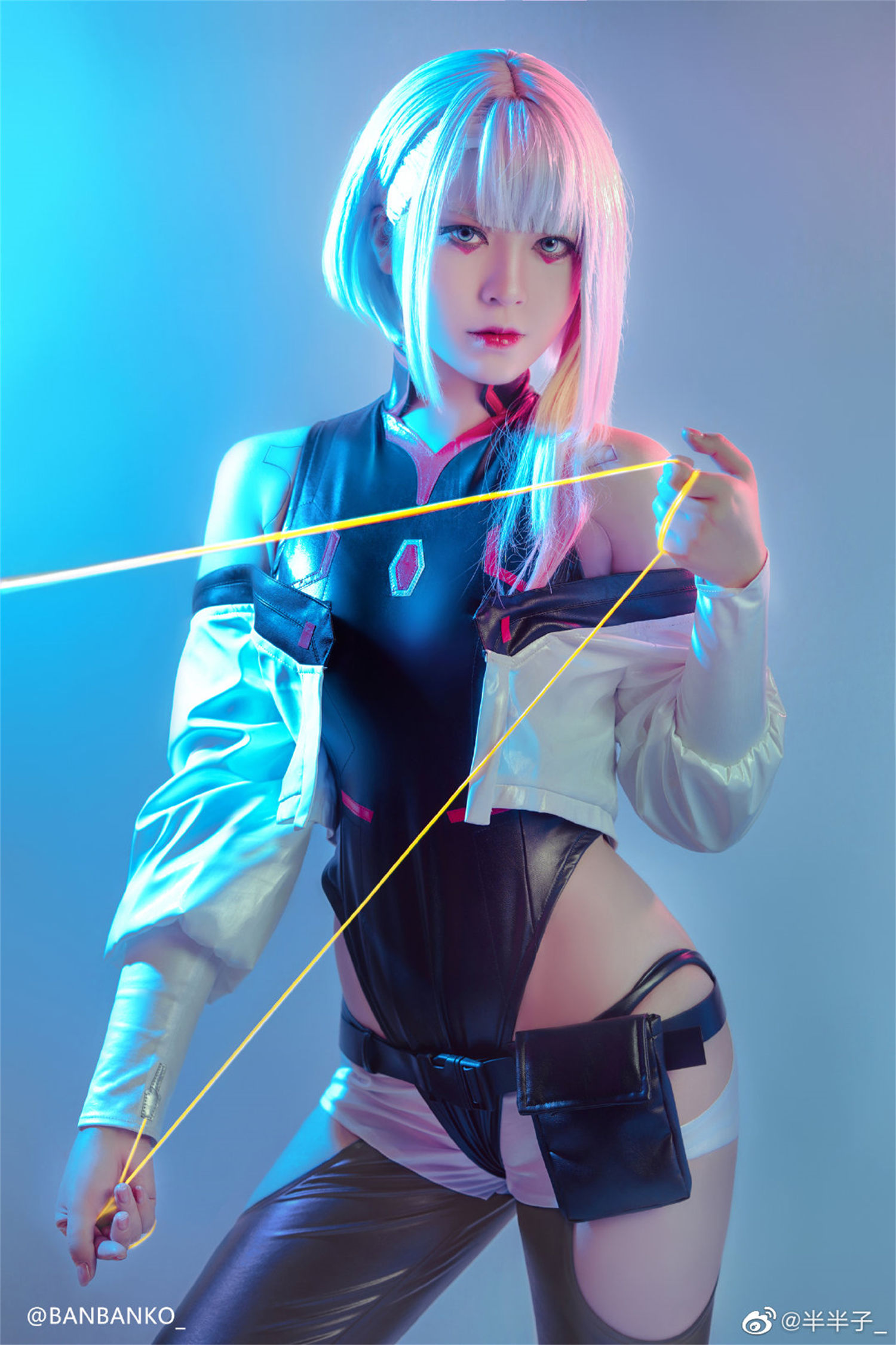 半半子一脸嫌弃冷漠回眸，夜晚辉映下的大凤花嫁