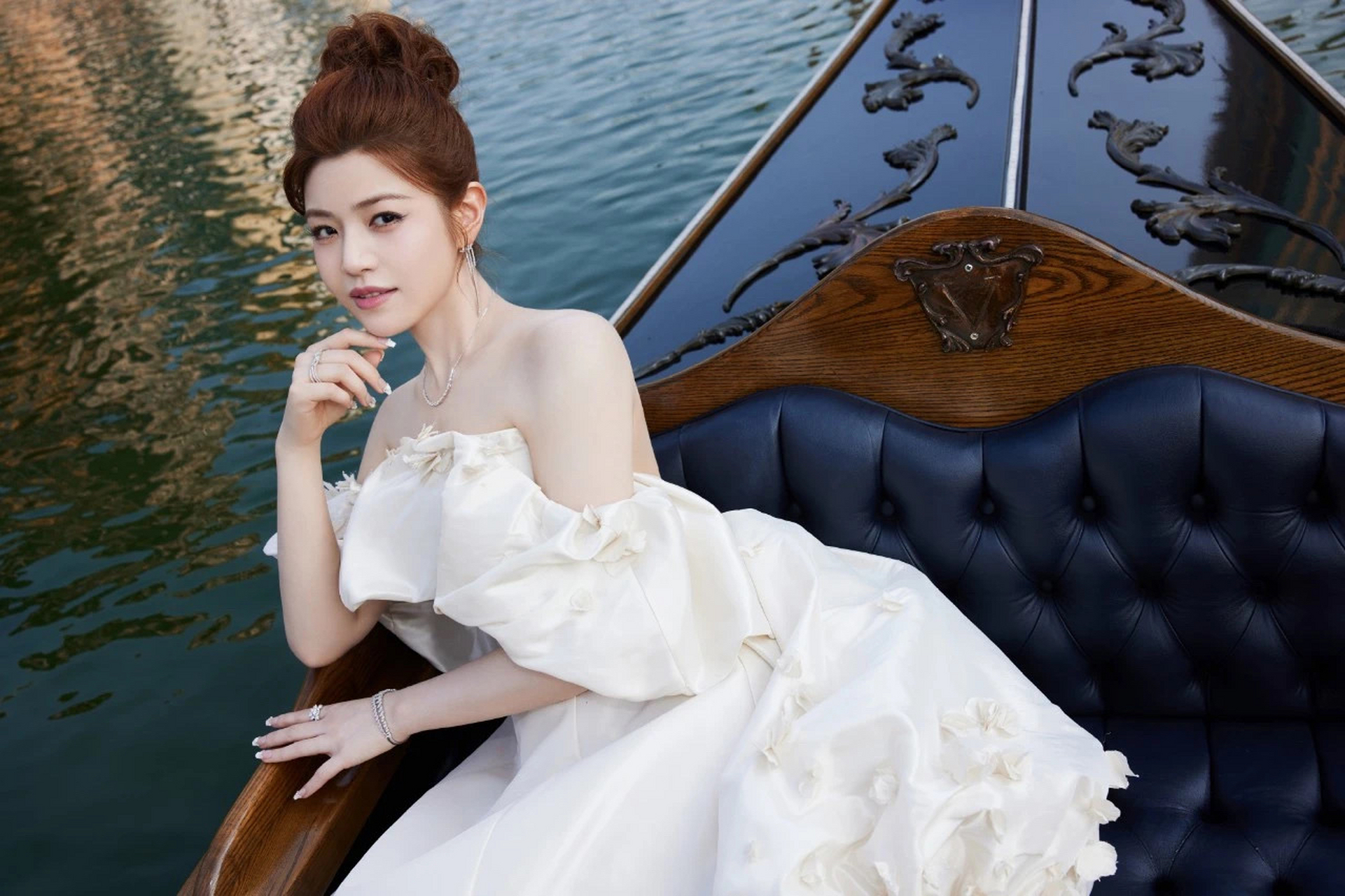 陈妍希跟弯弯的很多年轻人一样,在跟异性相处是不太有边界感,时常会跟