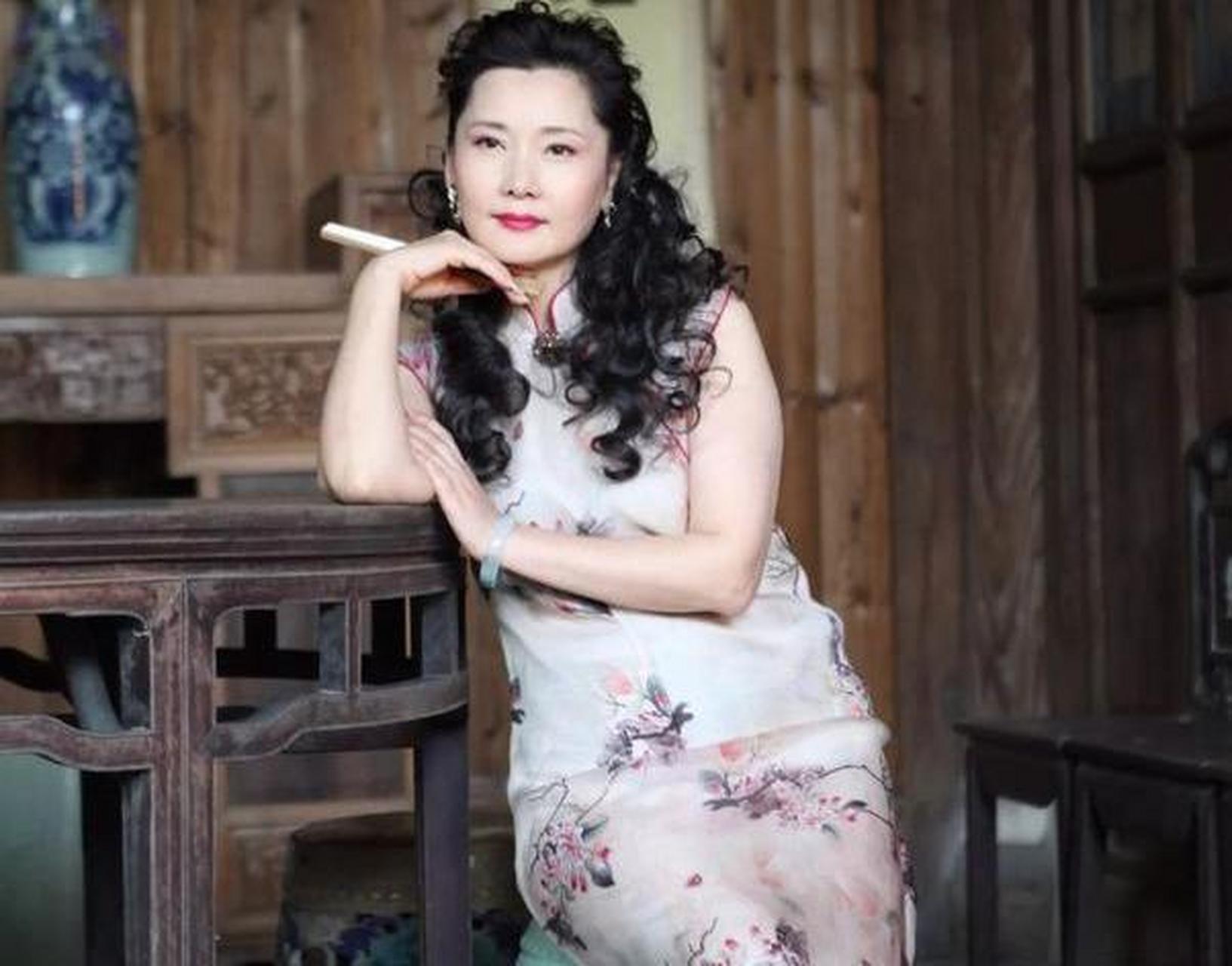 "姨太太专业户"何赛飞,把姨太太的风情万种,野心勃勃和满身红尘演绎的