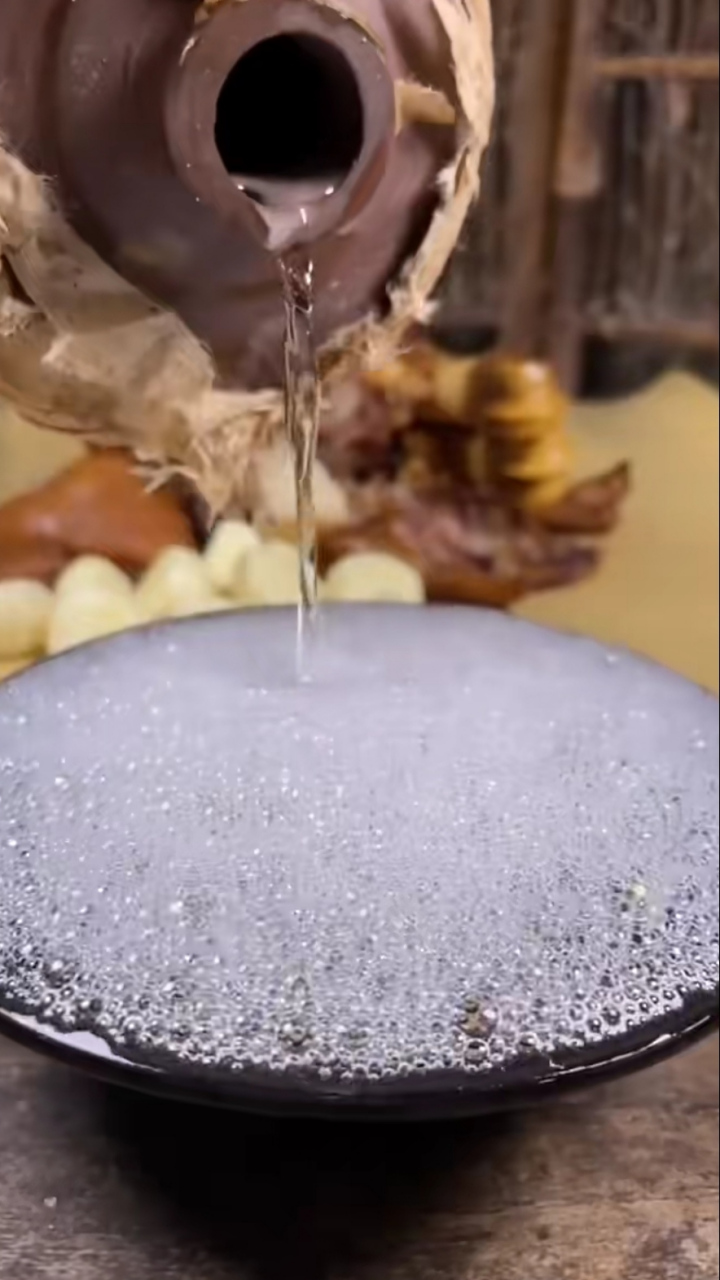 吃大片肉,喝大碗酒,大叔的小日子挺滋润.