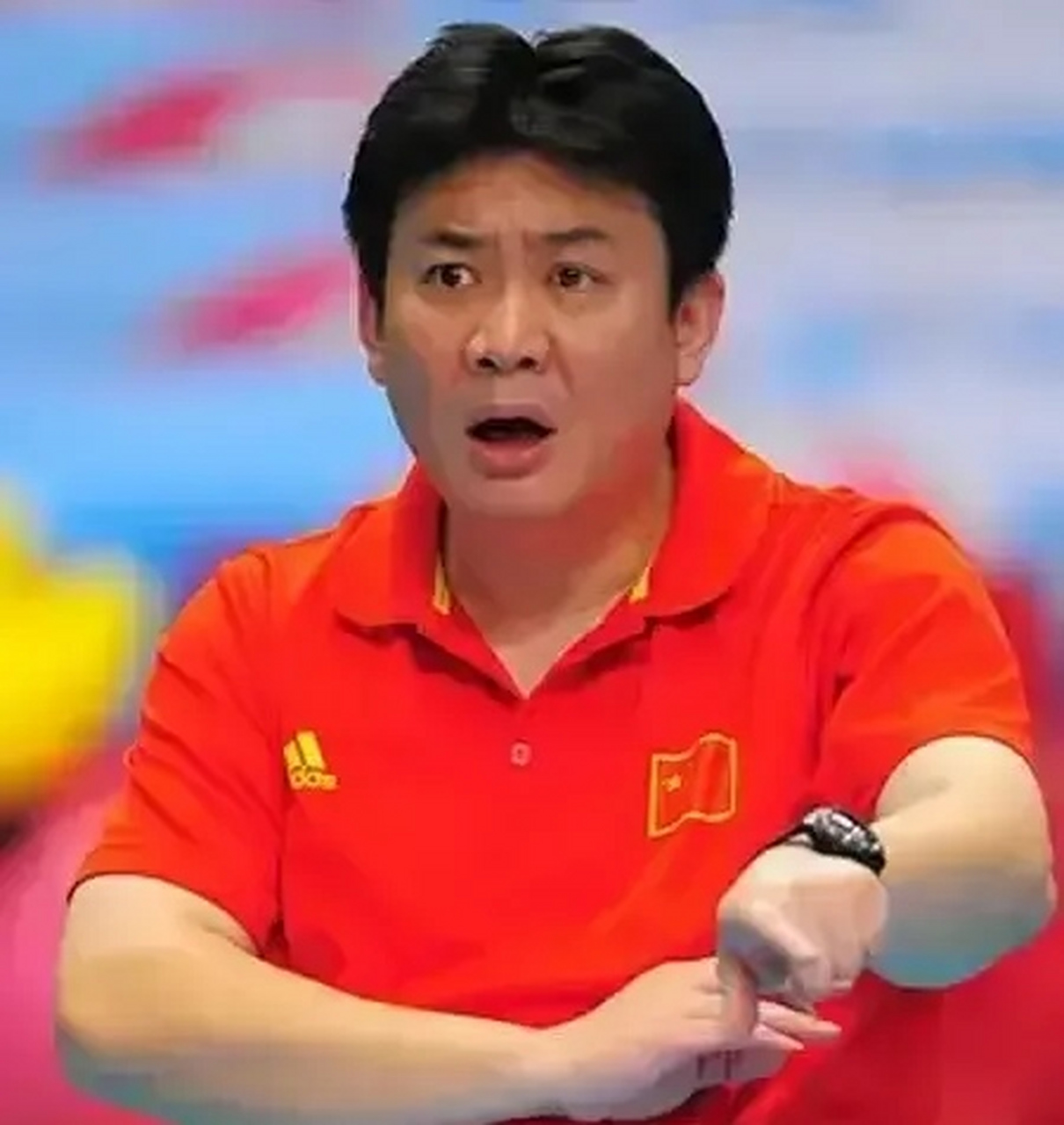 中国男女排主教练吴胜和蔡斌在比赛中指挥比赛时缺乏激情和展现必胜的