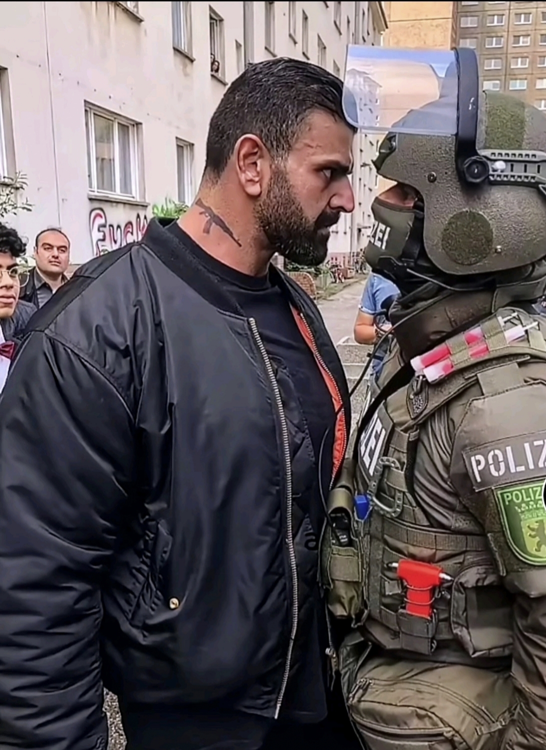 一个人身上纹着ak,背后是兄弟;一个人手里拿着ak背后是国家