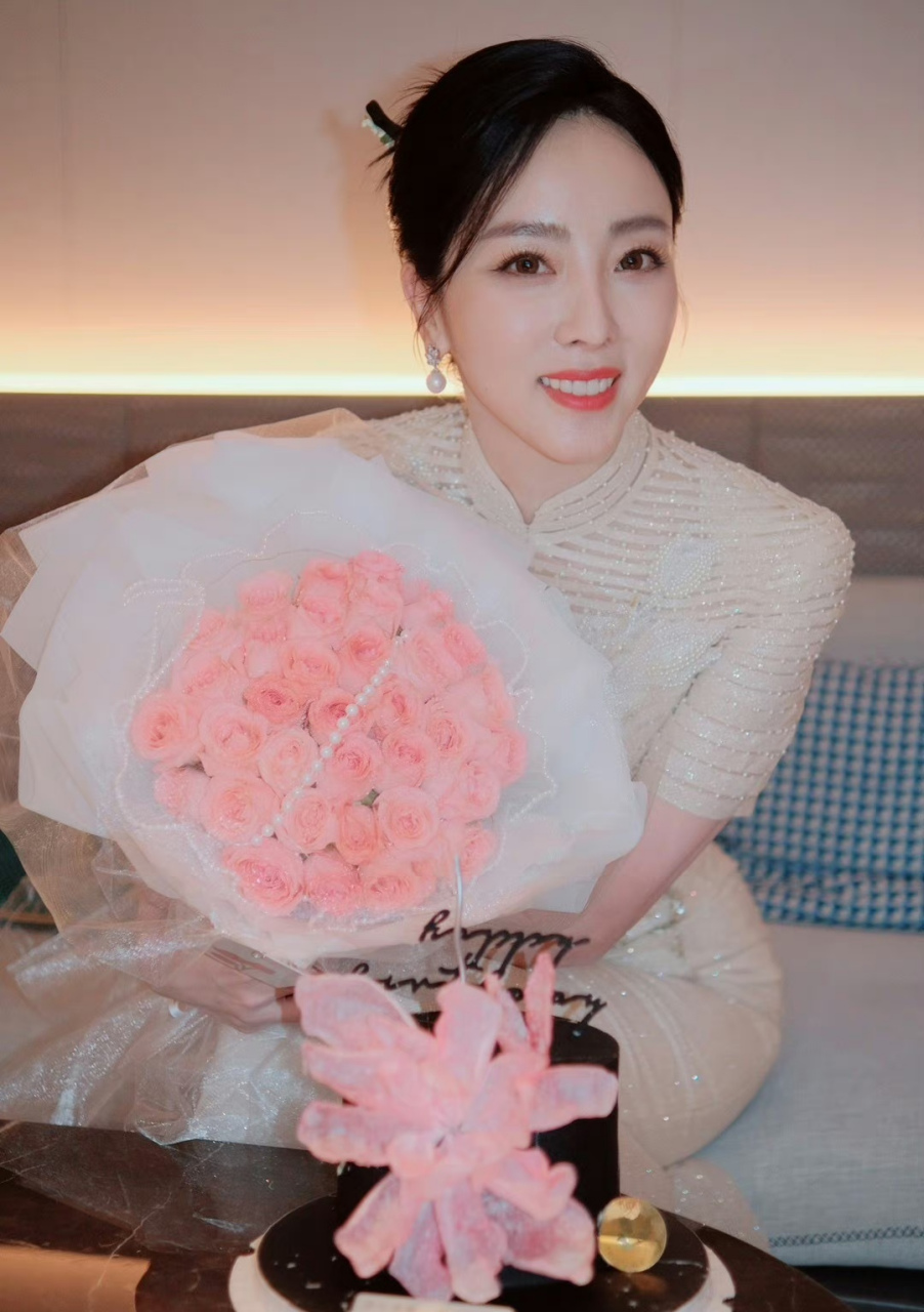 有媒体爆料最近从央视离职的主持人李思思在某四五线城市购物广场开业