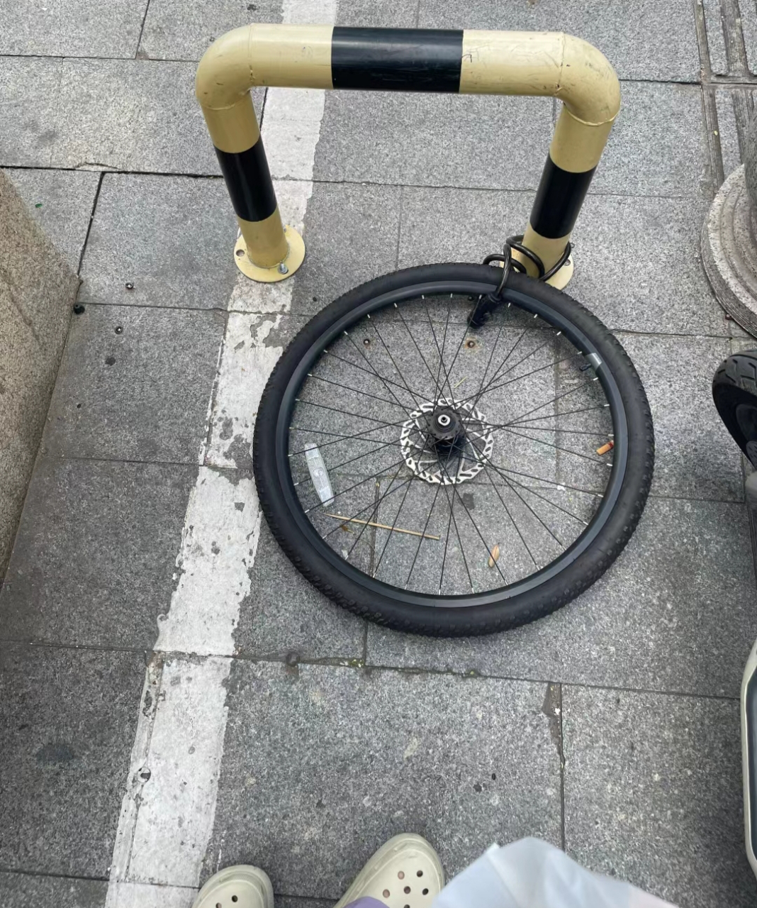 我刚买的新自行车啊,就剩下一个轮子了!