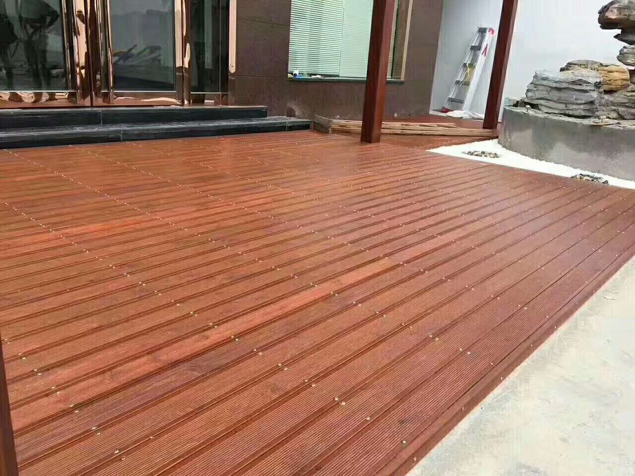 菠萝格实木地板价格评估:舒适度与温暖感受