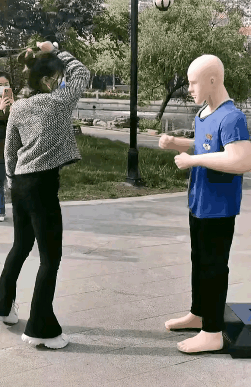 姑娘,咱能换个地方踢吗?断子绝孙脚,太狠了[笑哭][笑哭][笑哭]