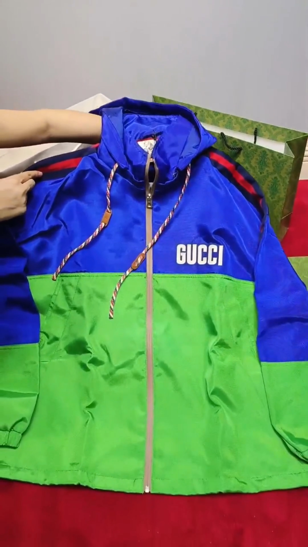 古驰外套拼色加虎图案设计新颖独特之美又增添色彩