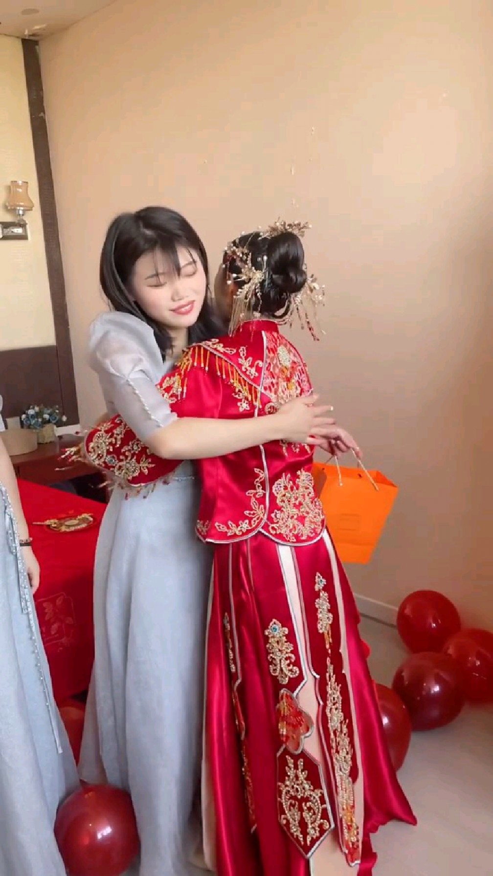 美丽的伴娘送新娘子出嫁,新娘也为她们准备了伴手礼-度小视