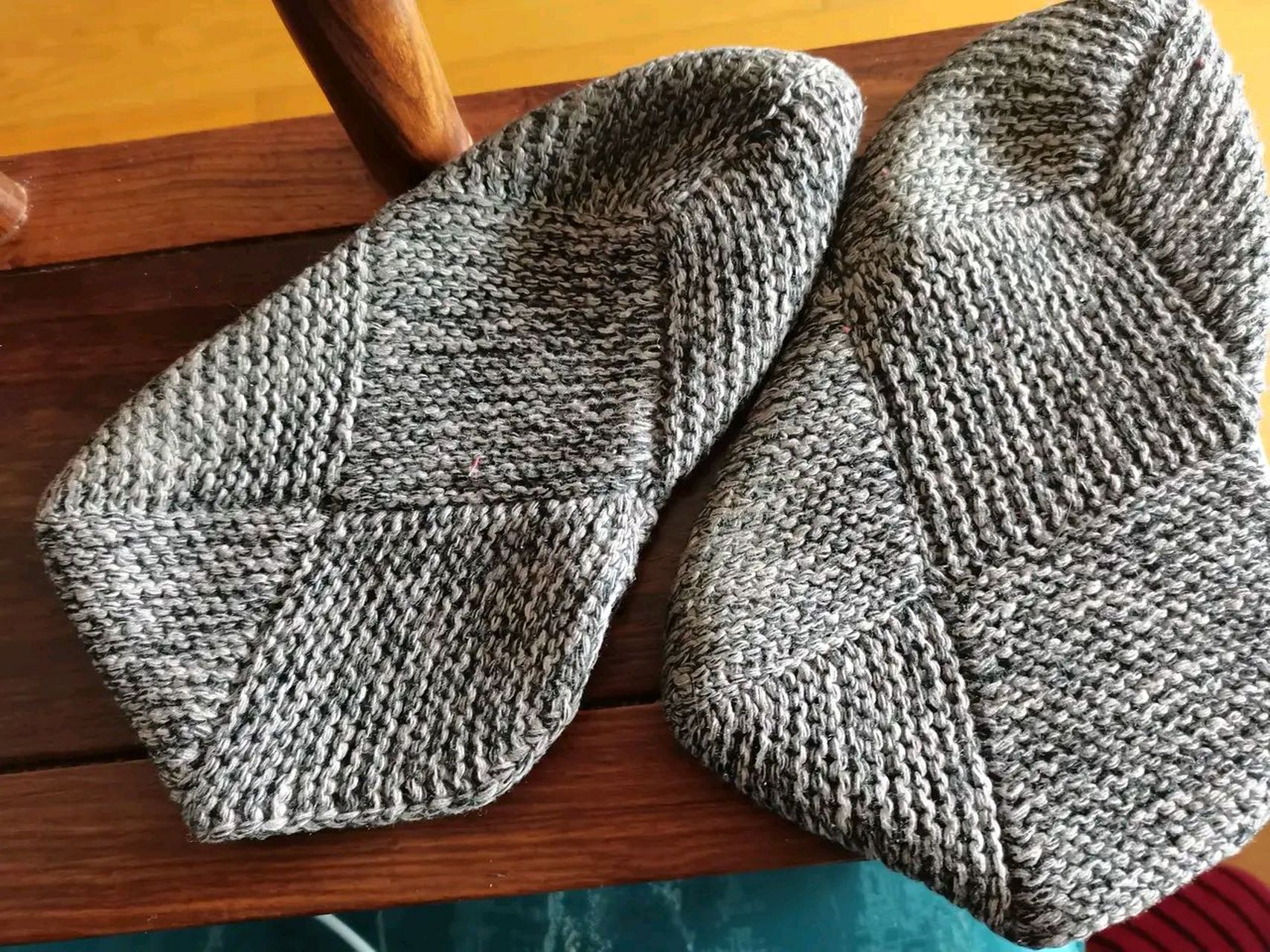 我妈去年拿一些以前剩下的毛线织了很多地板袜,我以前是很嫌弃的,觉得