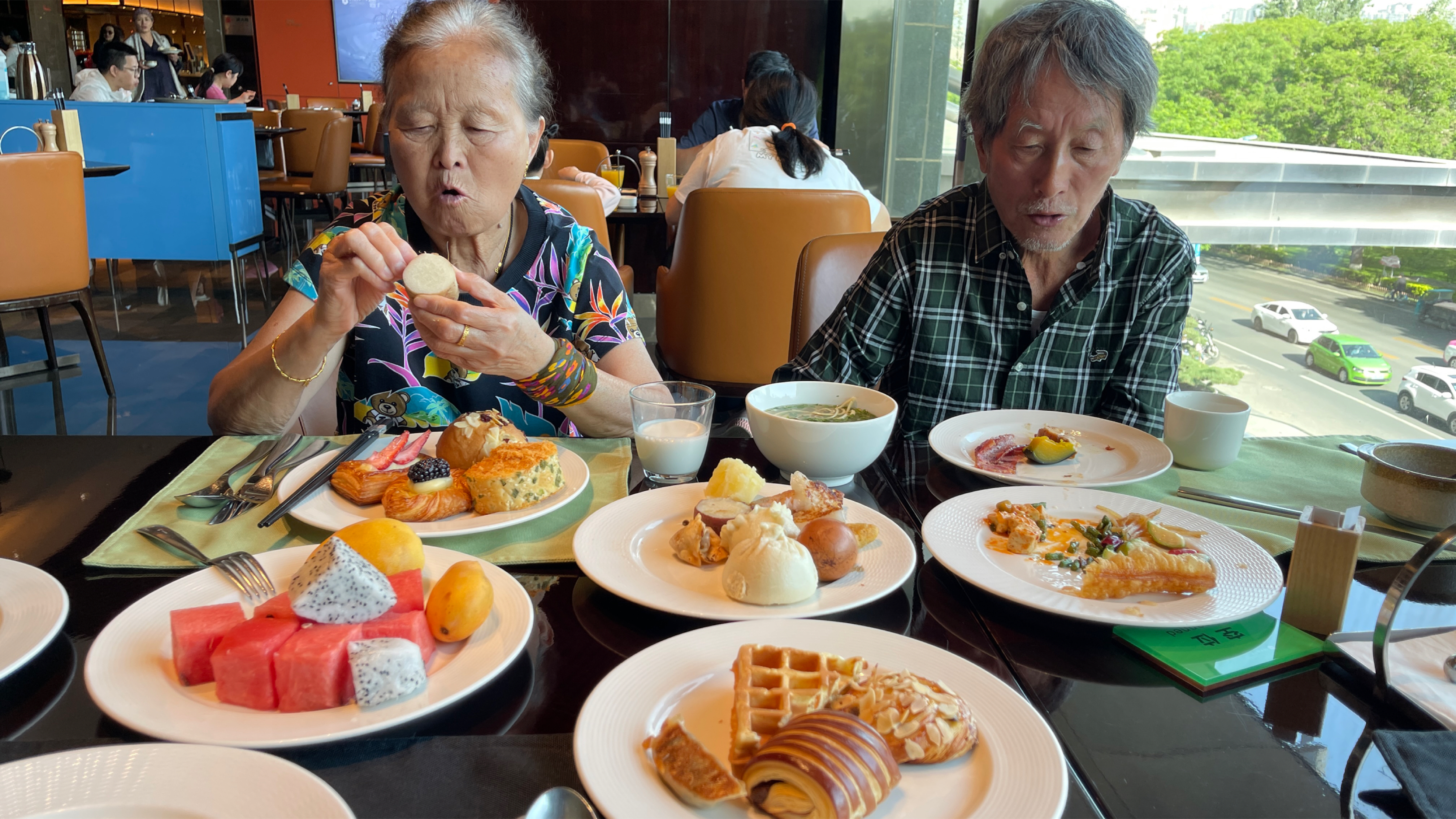 和爸妈吃兰州凯悦酒店的自助早餐,加一份68元,有现烤小面包
