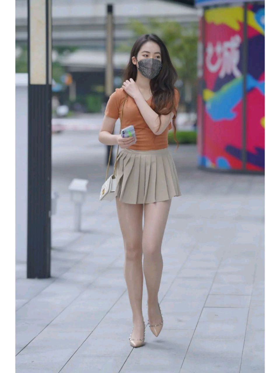 轻熟女穿搭 百褶裙搭配肉色丝袜