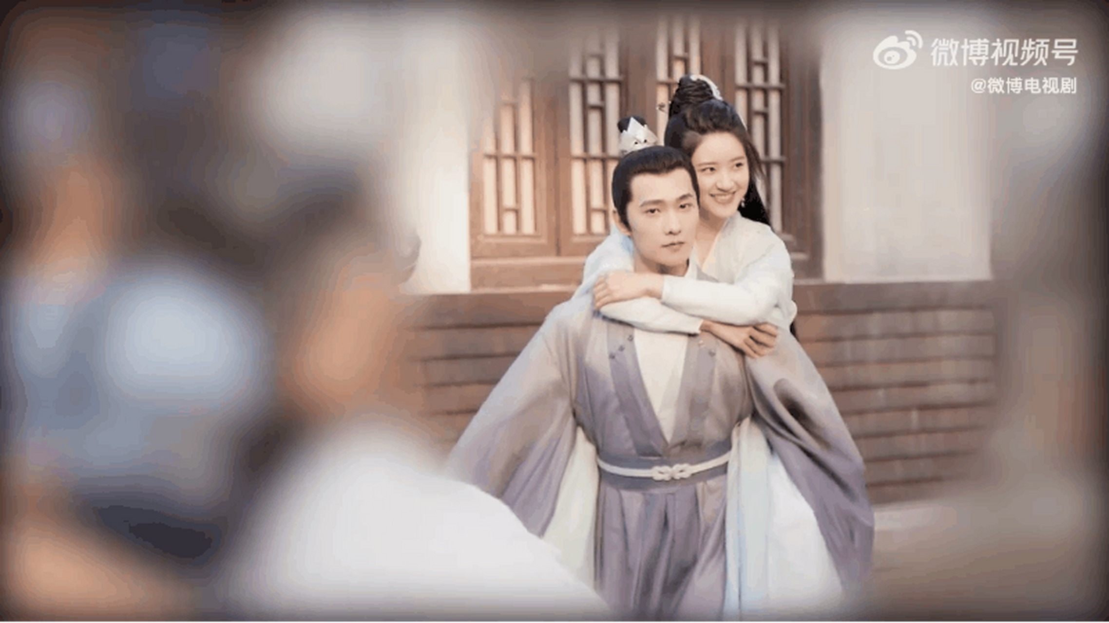 为什么杨洋背赵露思时背可以那么直,睡觉直也就睡了,腰挺那么直要女