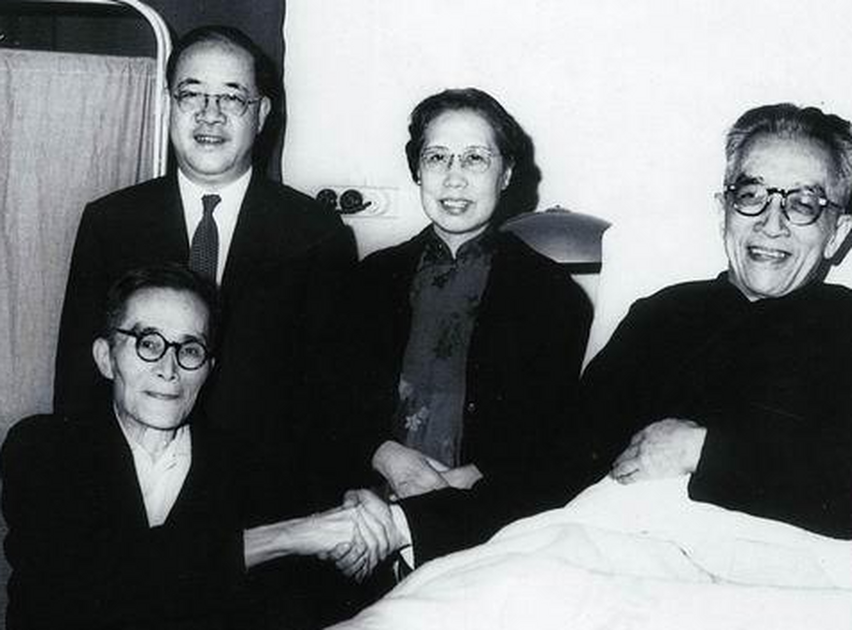 1961年,清华校长胡适与北大校长梅贻琦,在病房里留下的一张珍贵合影