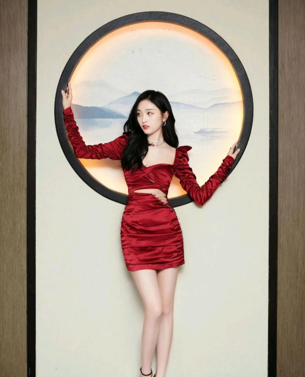 吴宣仪一袭红裙,秀美腿!