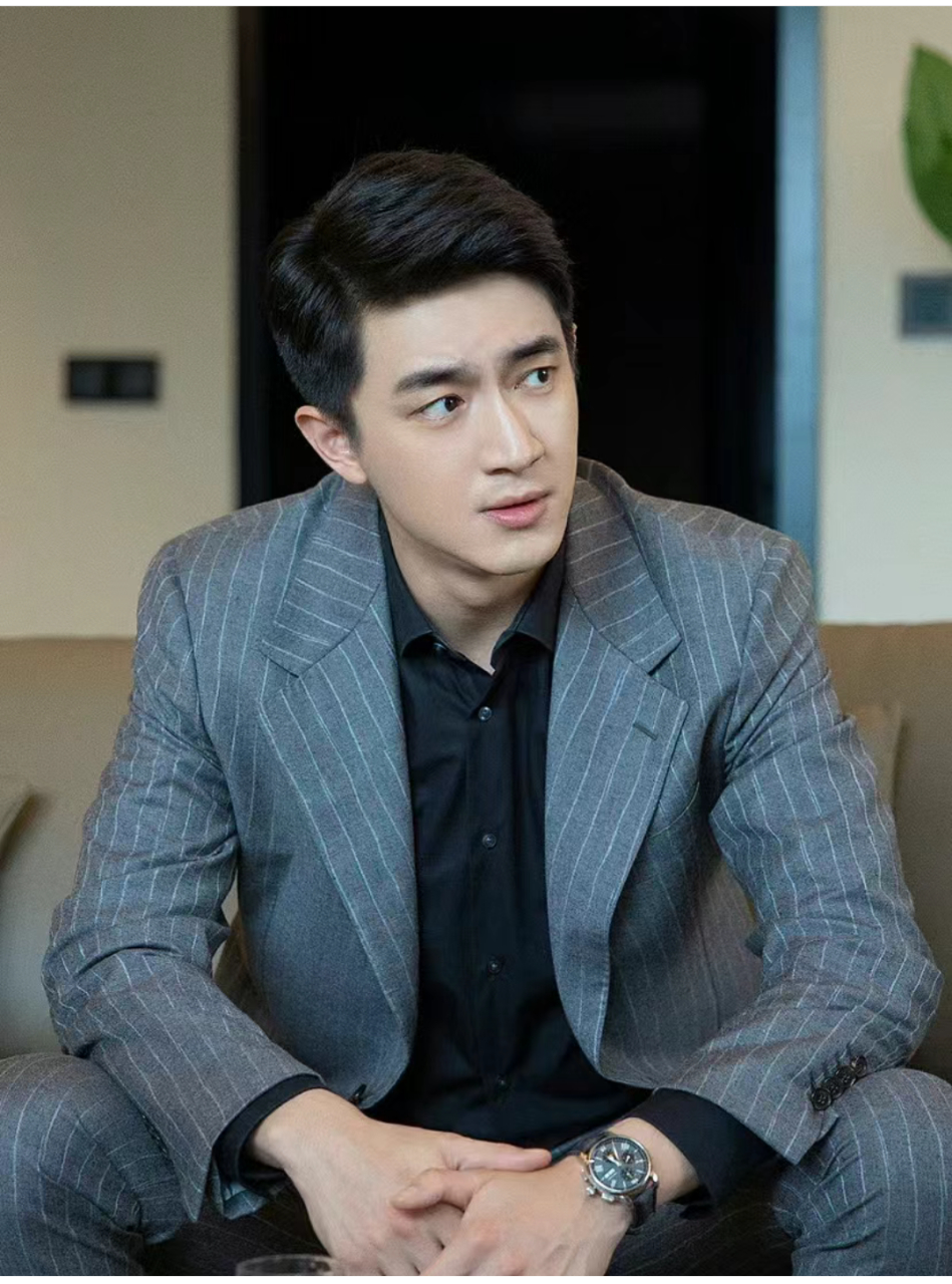 在最近热播的电视剧《请叫我总监》中,林更新的西装造型真是让人幢ゥ