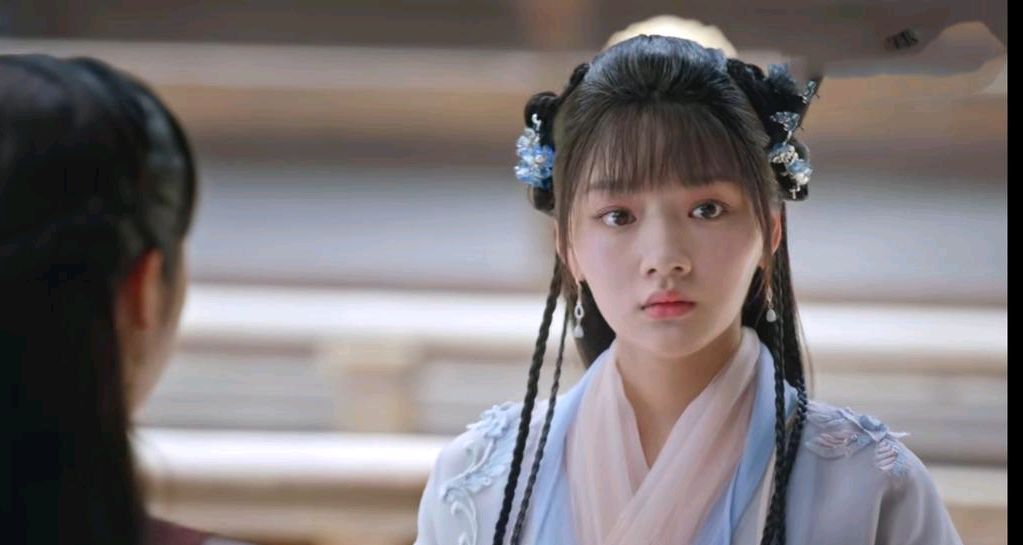 朱颜,可爱活泼执着,小女儿性情,任敏演得灵动贴合,哪里丑了