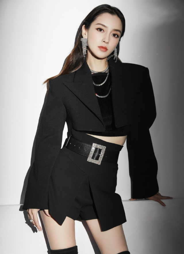 杨颖"下车照"受赞美,真实腿型公开,男粉眼神都看直了