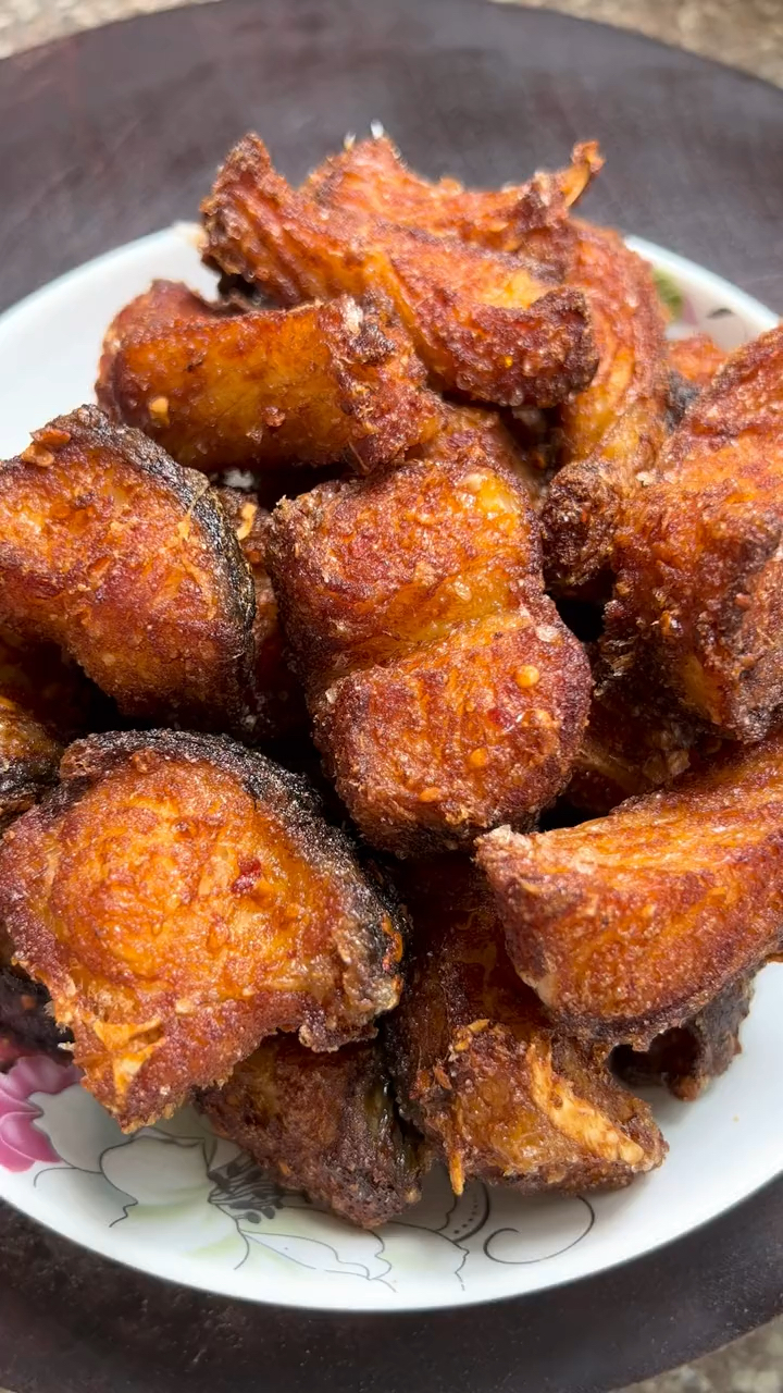 20买了一条草鱼,做了个香辣酥鱼,又能当零食,还能下酒,外酥里嫩,香辣