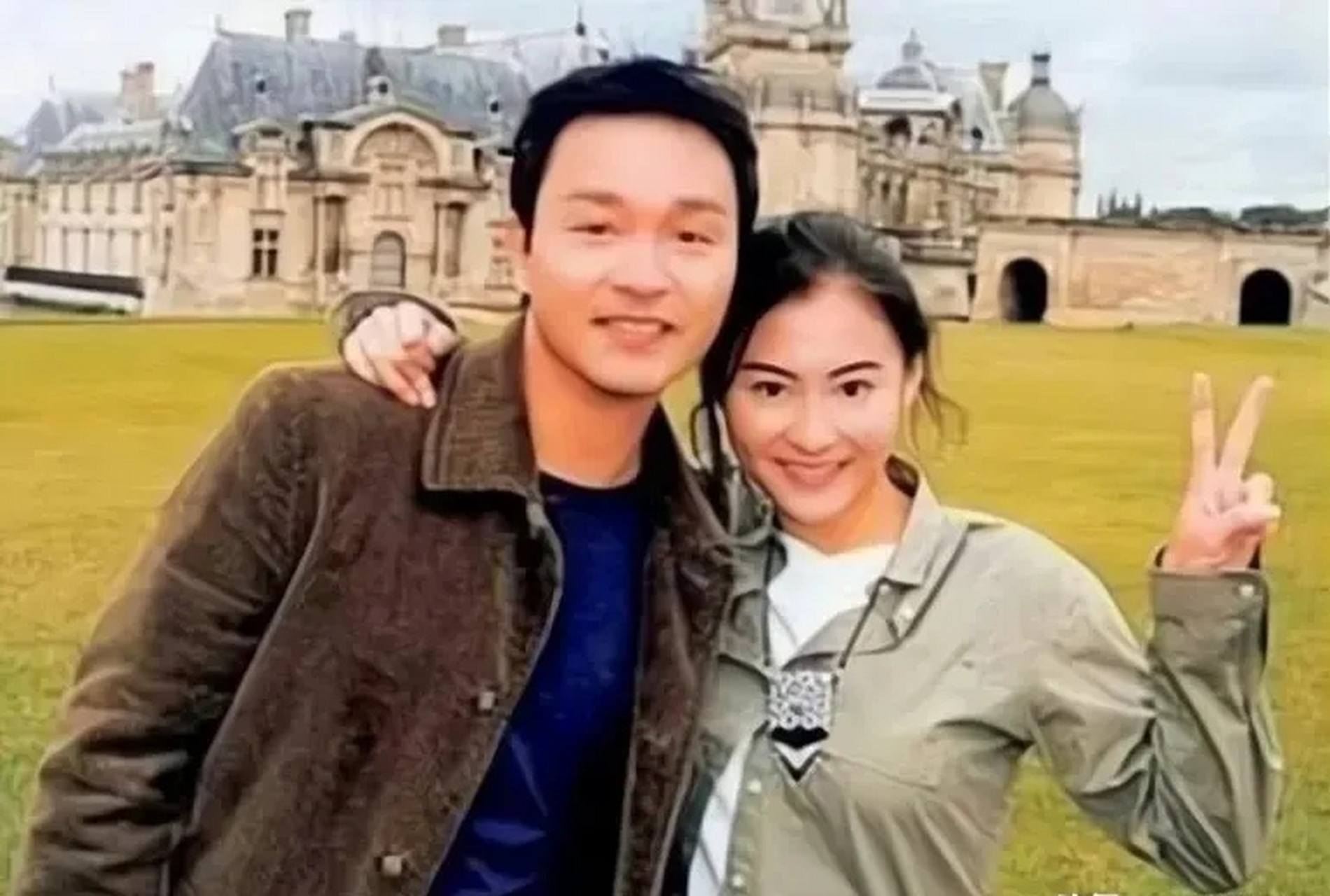 1999年,张柏芝和张国荣在法国巴黎的合影.