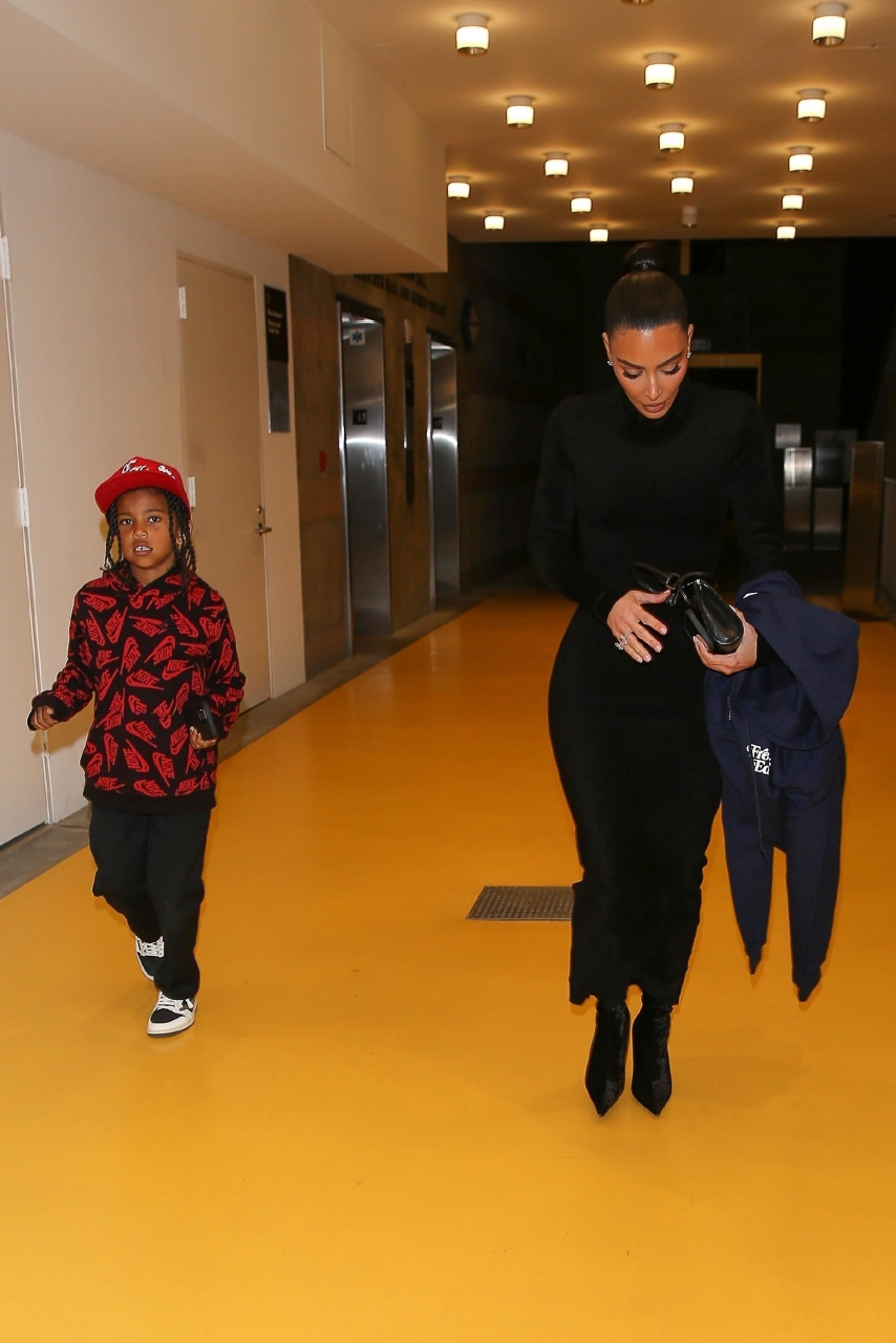 kim kardashian和saint west离开la的史克博尔文化中心街拍