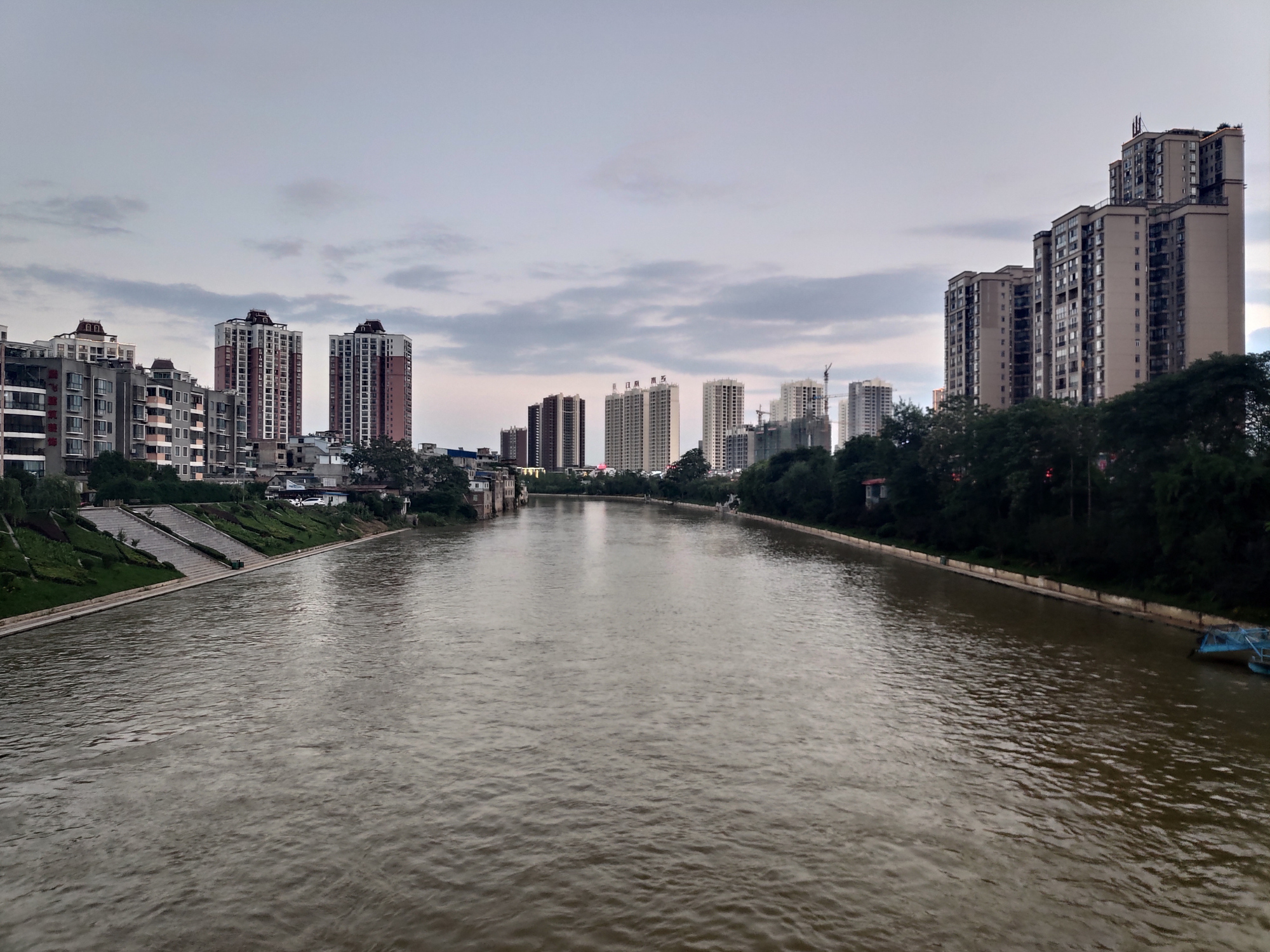第一次来到黔南州惠水县,看起来热闹得像地级市