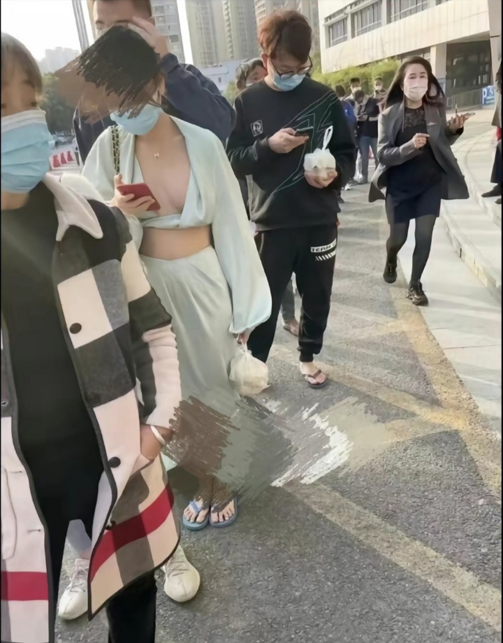 二八月,乱穿衣,女子穿着清凉,随便一动就走光:虽然穿衣是自由,但是也