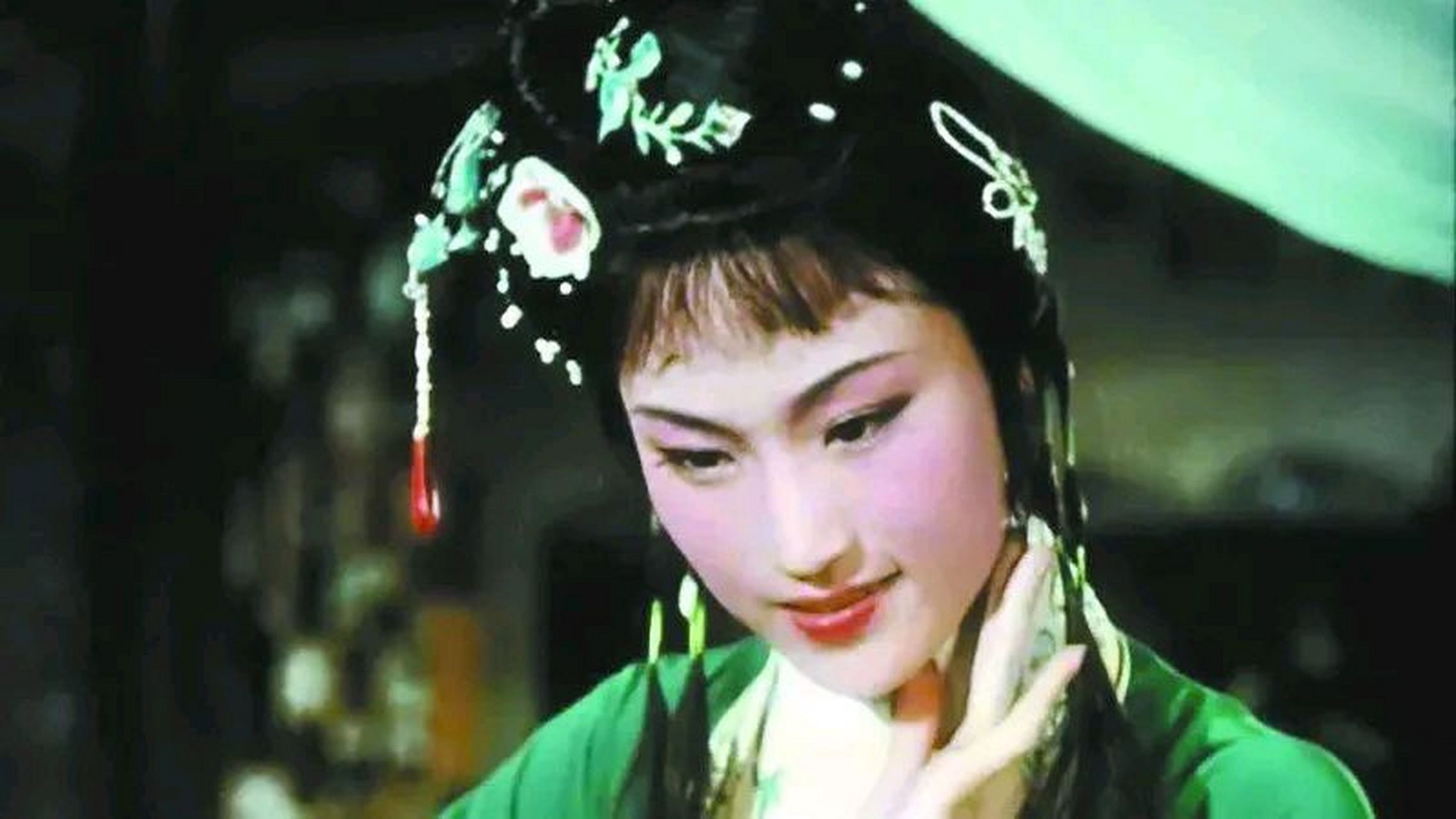 我印象最深的就是王文娟老师在越剧电影《红楼梦》中扮演的林黛玉.