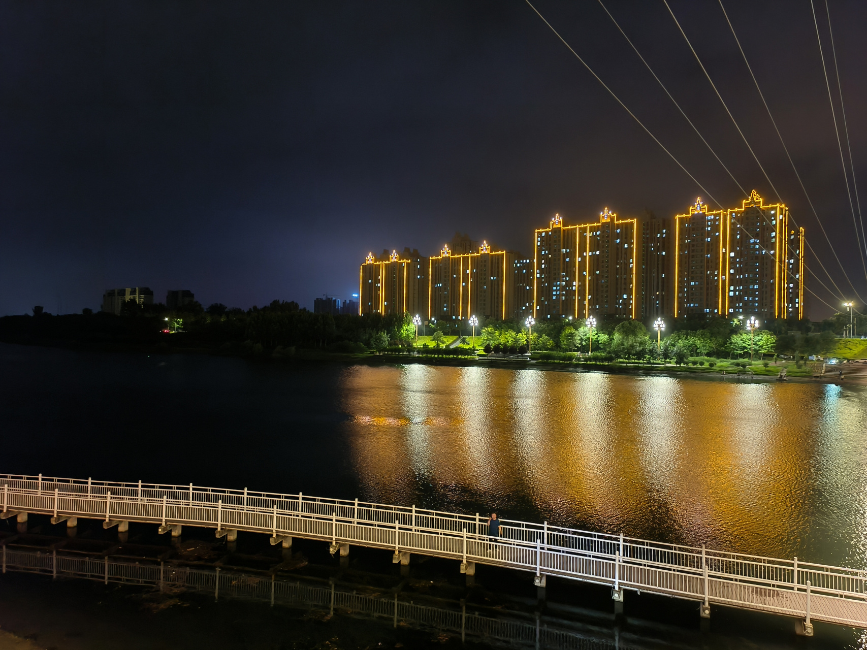 邢台市由锦江不夜城更名的东由留码头位于国家级水利风景区七里河南岸