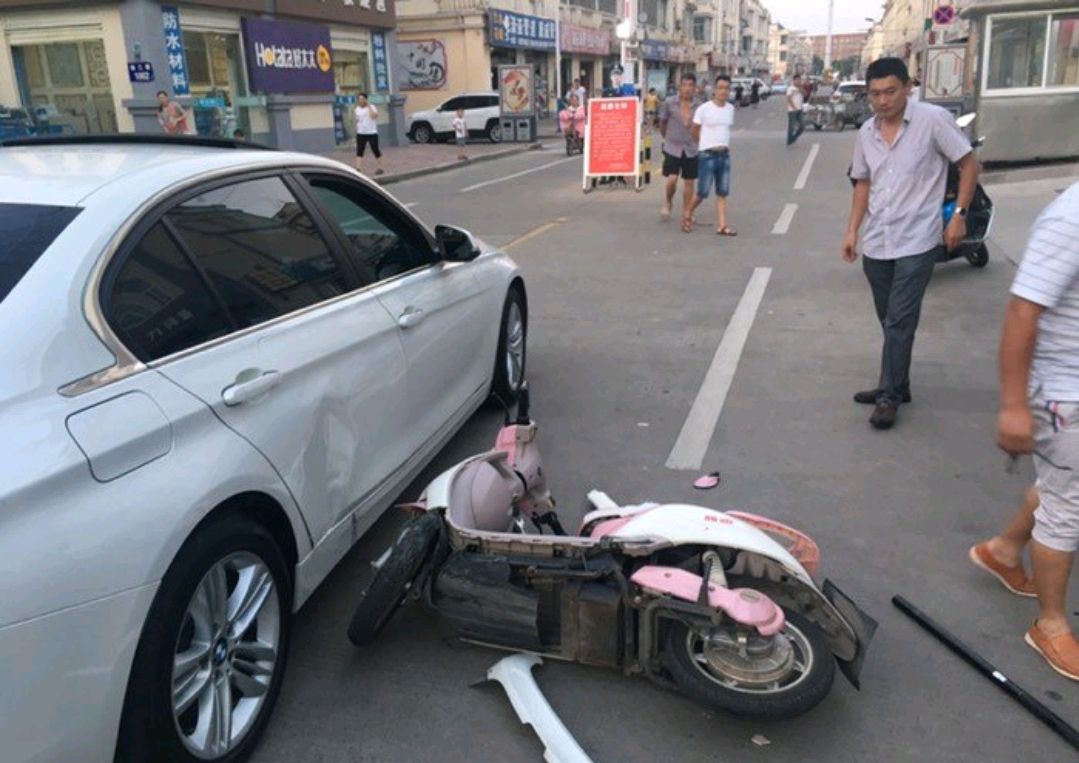 右转弯车辆撞上道路内直行电动自行车,责任之划分