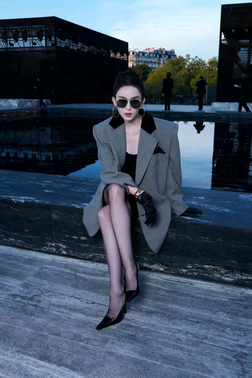 古力娜扎黑丝造型亮相出席活动,美出天际.