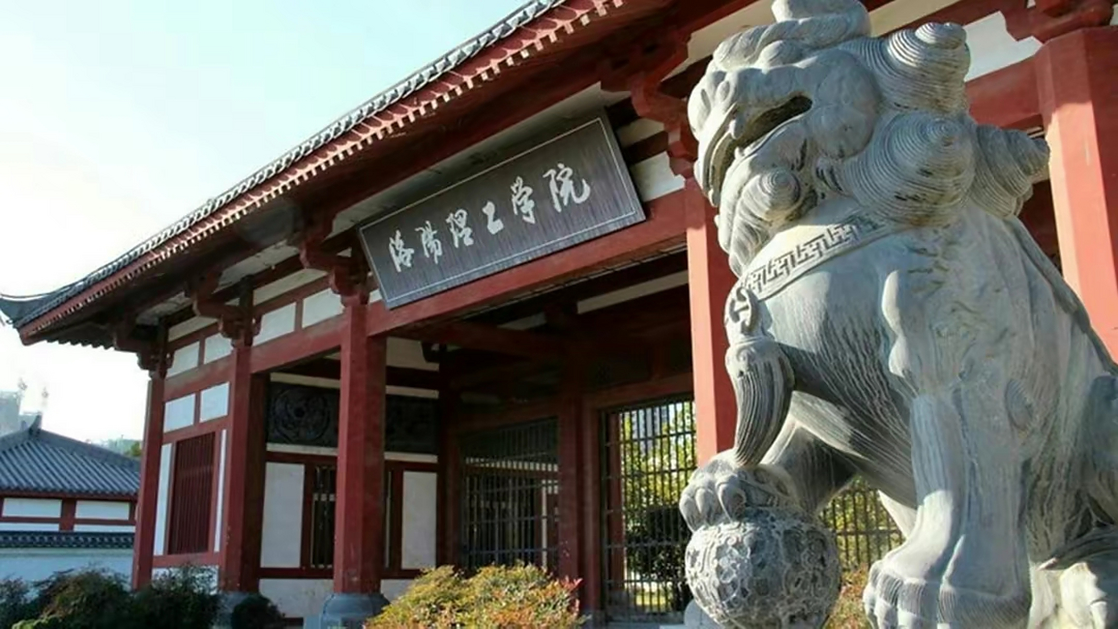 根据坠亡学生父母称,坠亡的学生叫刘某豪,目前在洛阳理工学院读大二.