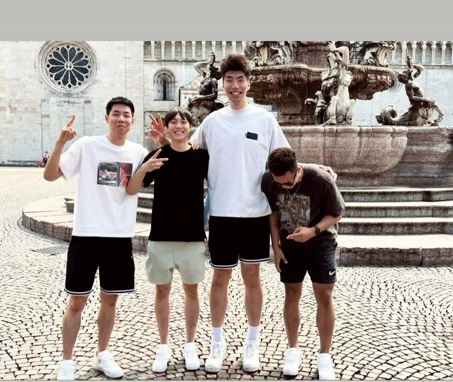 中国男篮球员胡明轩,贺希宁,余嘉豪晒意大利游玩照片