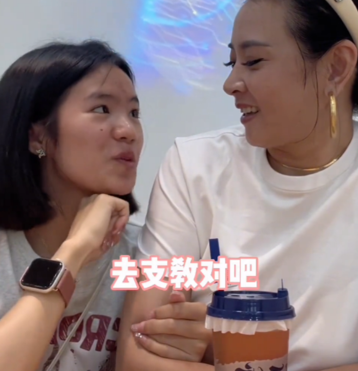 李勒宣布回村支教后,晋妈带了8件首饰