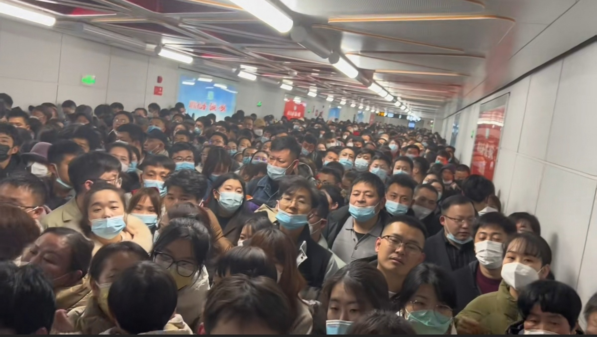 真棒西安,一个小时走了不到 50 米.西安这是提前要过五一的节奏啊!