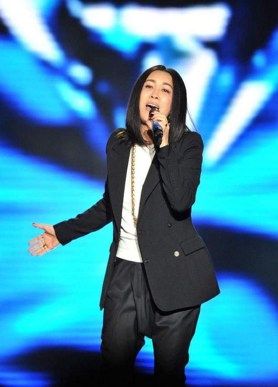 近日,有网友称那英准备在十一期间在澳门举行演唱会,但是门票的销售