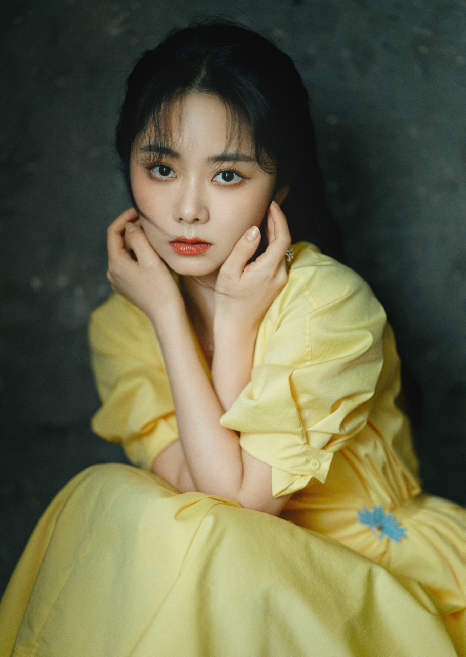 谭松韵一袭黄色长裙,搭配长发,温婉秀丽,清新甜美,越来越有女人味了!