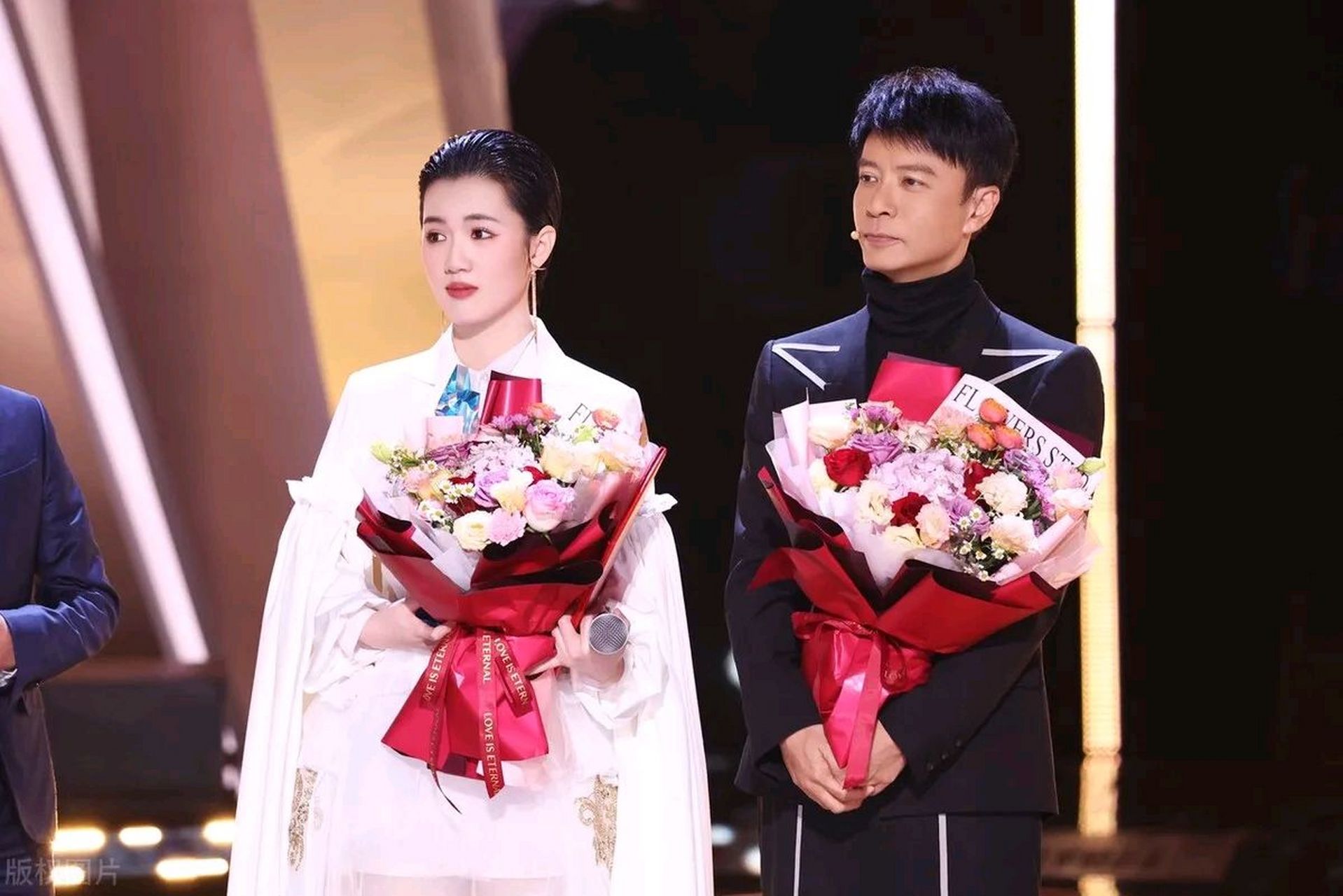 最近刘德华和李克勤为好声音冠军梁玉莹颁奖,刘德华和李克勤现在看