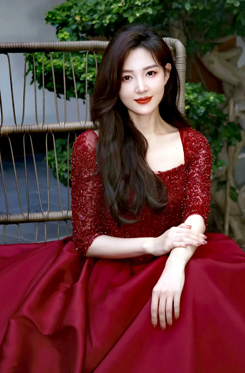 百度秋冬打卡挑战赛# 美女主持人郭玮,身着大红色蕾丝礼服,笑容灿烂