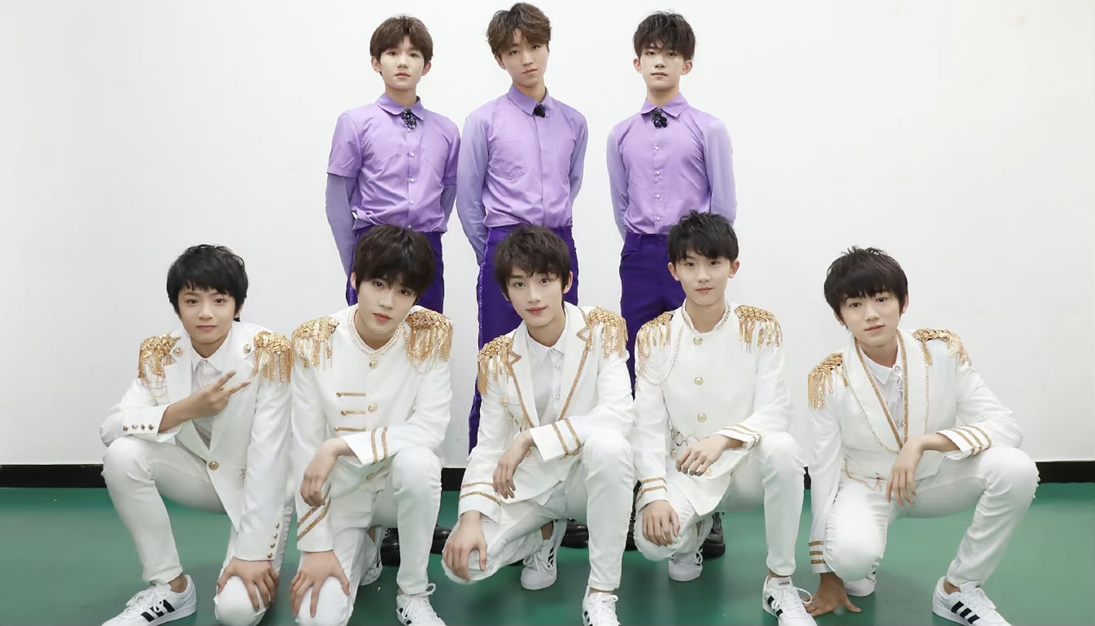 时代峰峻成立十四周年庆典,晒出了"四代同堂"的合照,14年的养成系