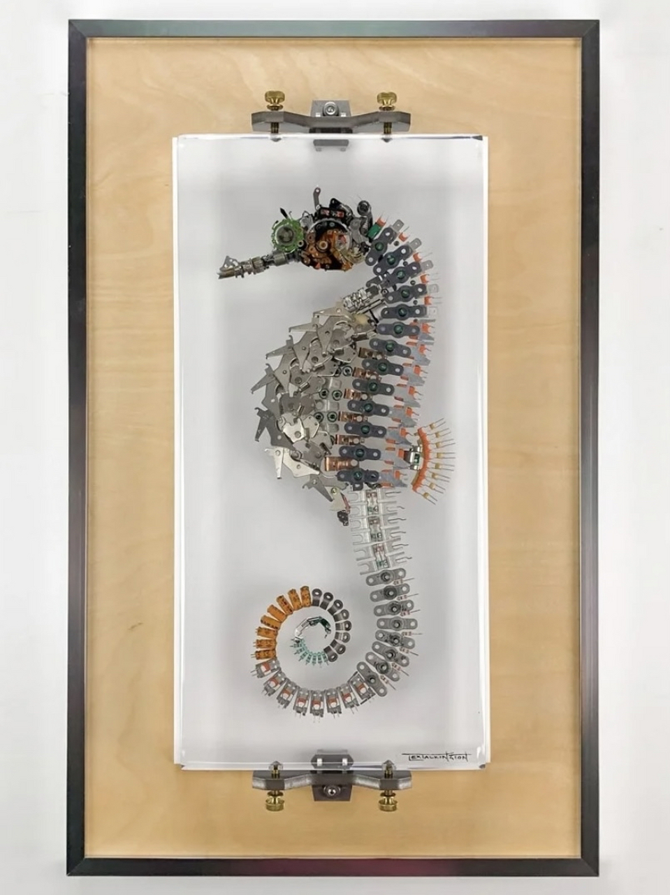 作品《机械化石》用电子零部件组装成海马的样子,到底有多酷!
