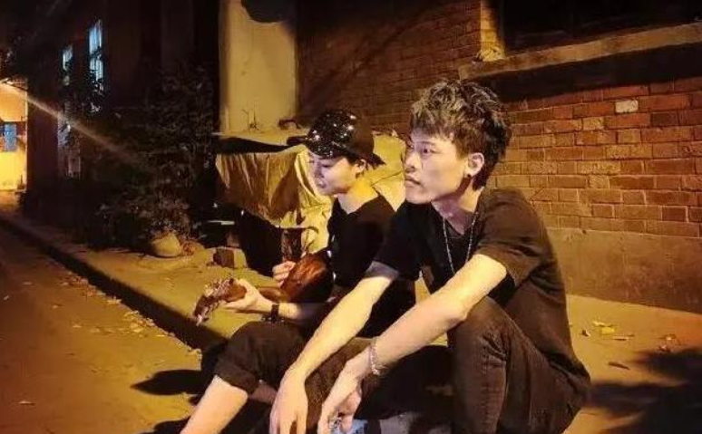 凭借1首歌买上豪车住豪宅的广东雨神,如今怎样?