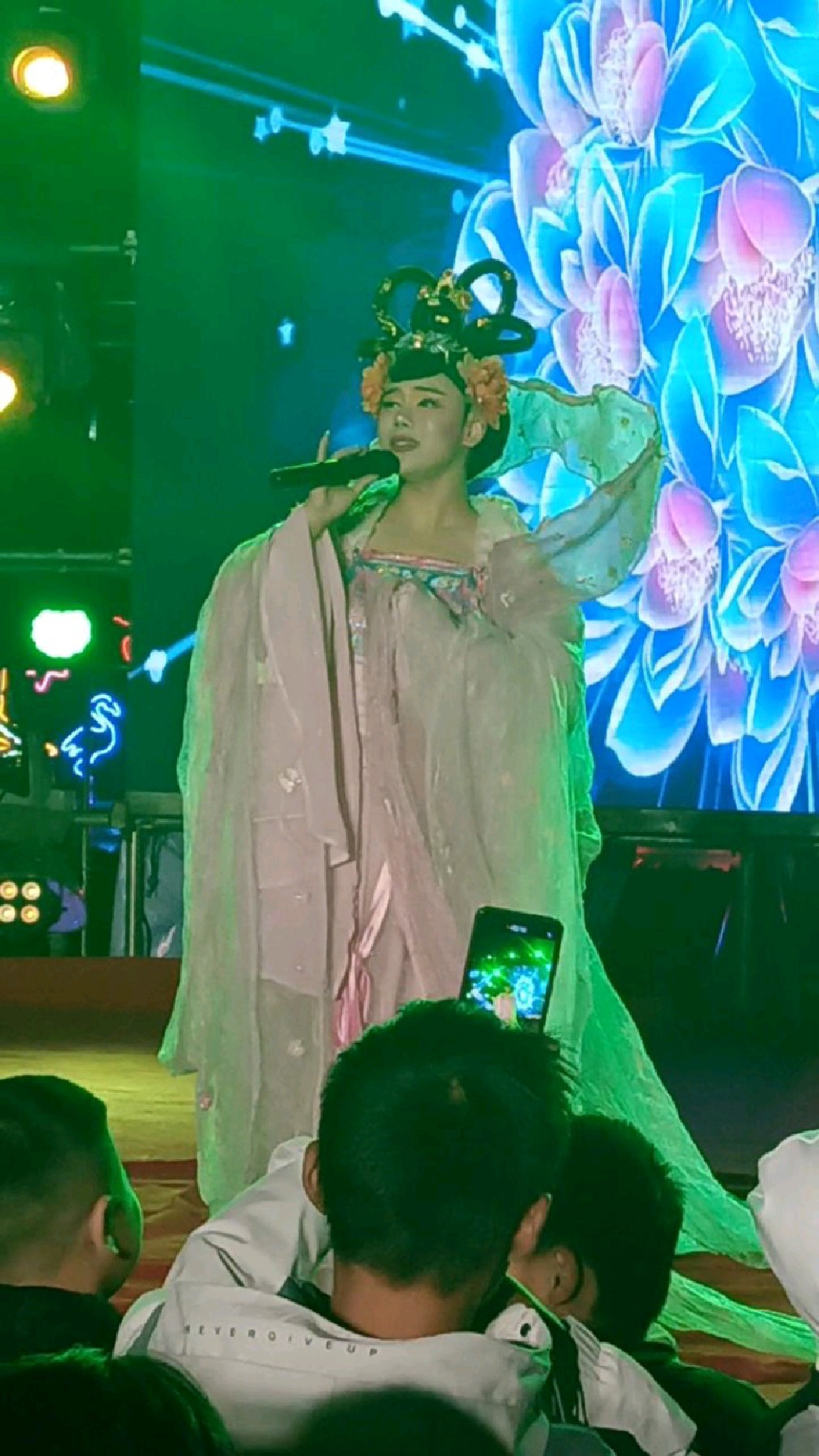 男扮女装,反串演唱《女儿情》-度小视