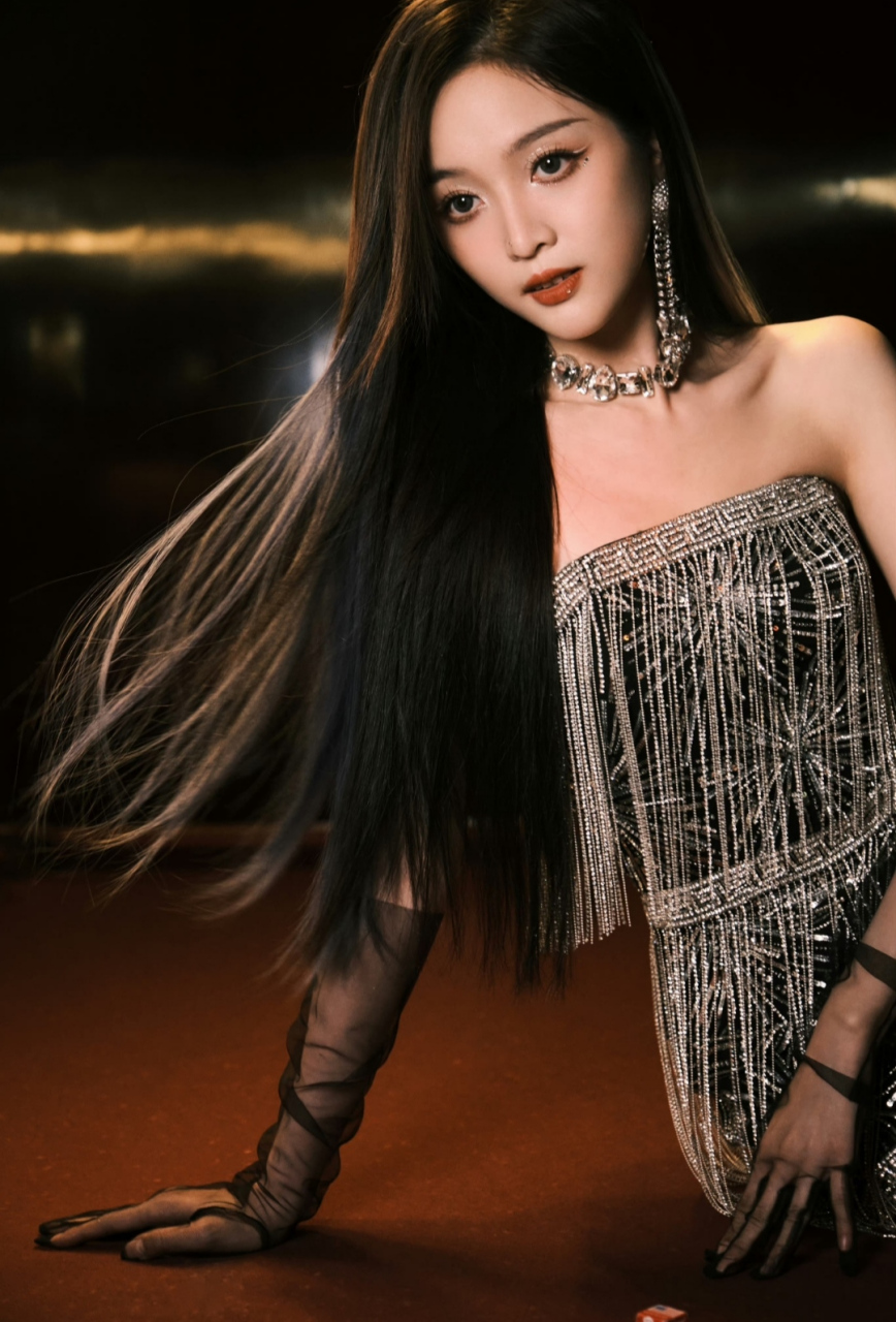 吴宣仪出席活动最新美照来袭,白色礼服优雅高贵,魅力十足,暗系礼服酷