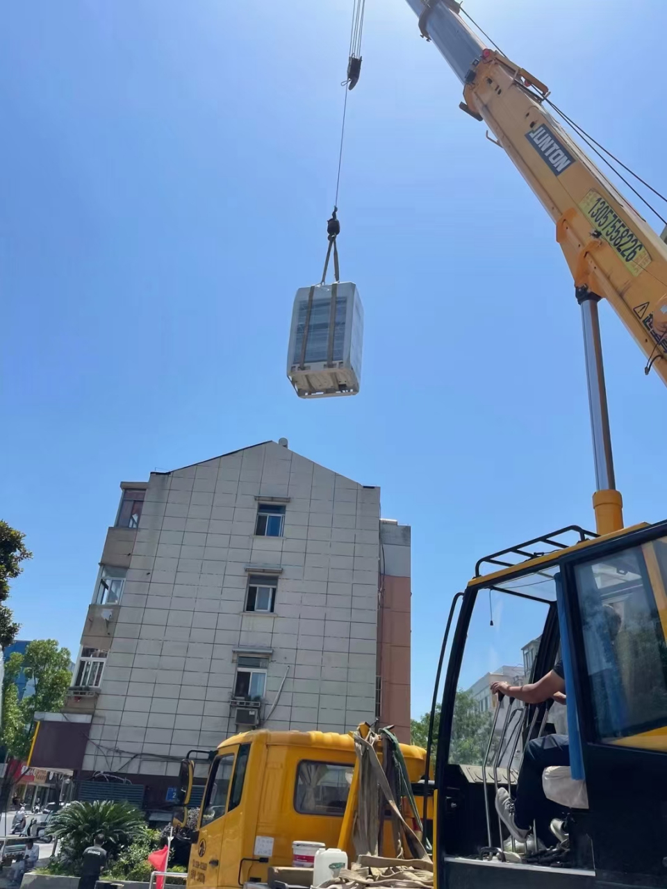 上海某公司中央空调安装改造工程外机吊装