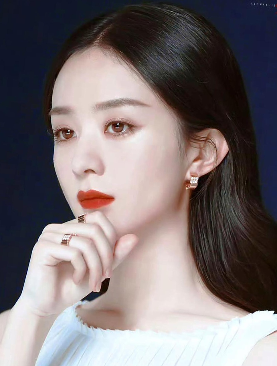 看赵丽颖的侧脸冷艳高贵,气质优雅,愁眉苦脸,很不开心!