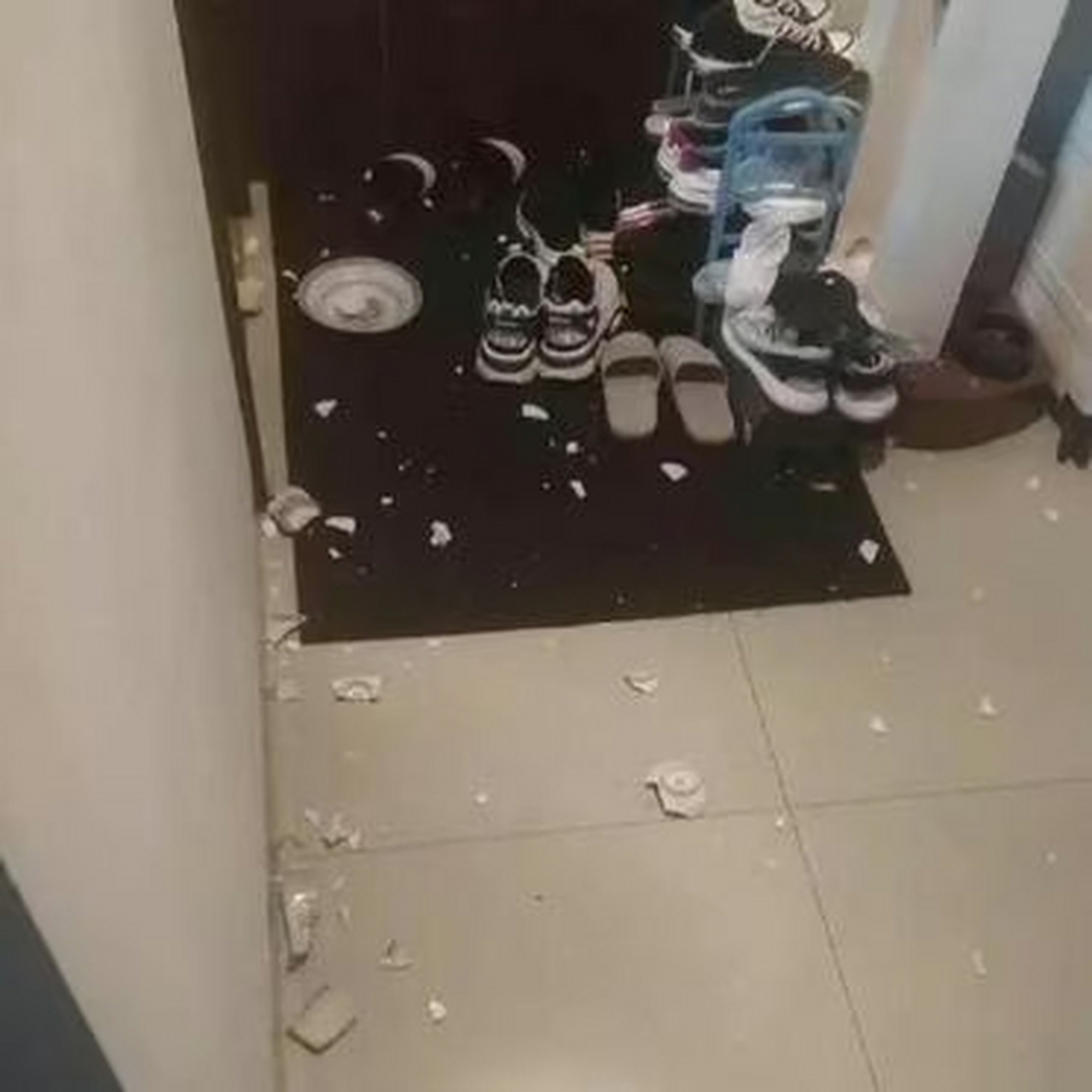 两夫妻不要一吵架就摔东西 没有意义