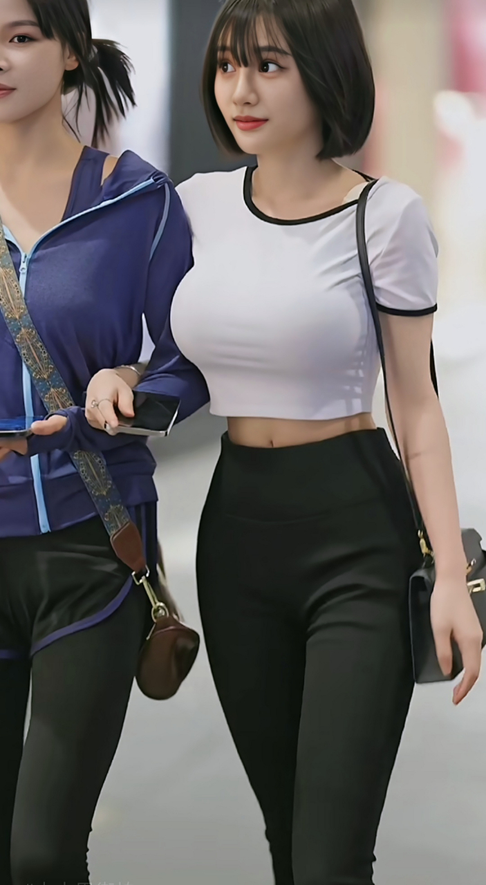 是不是浅浅啊?原来还有个姐姐呀![左捂脸]#网红# #街拍美女