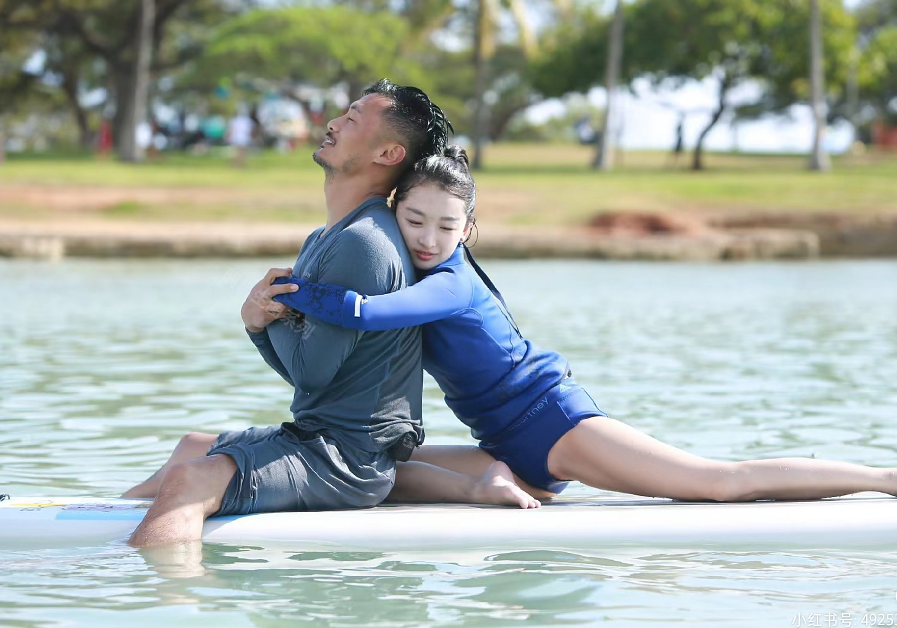 余文乐和周冬雨水上练瑜伽#周冬雨