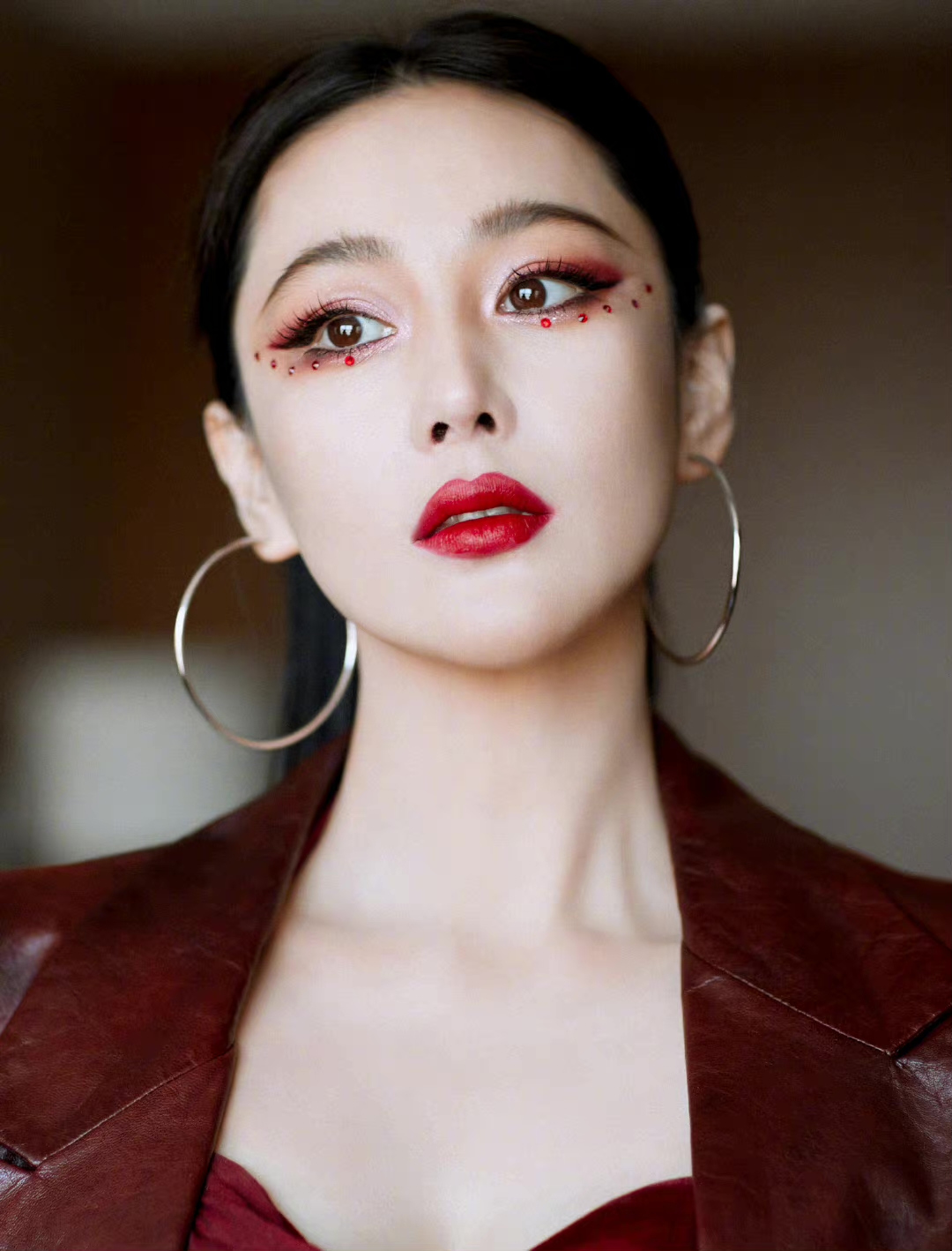 "军嫂"张馨予又来作妖了,穿红裙化浓妆美成红色妖姬!