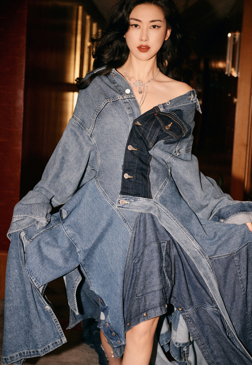 朱珠身着蓝色牛仔乞丐拼接连衣裙,展现出别样的风采.
